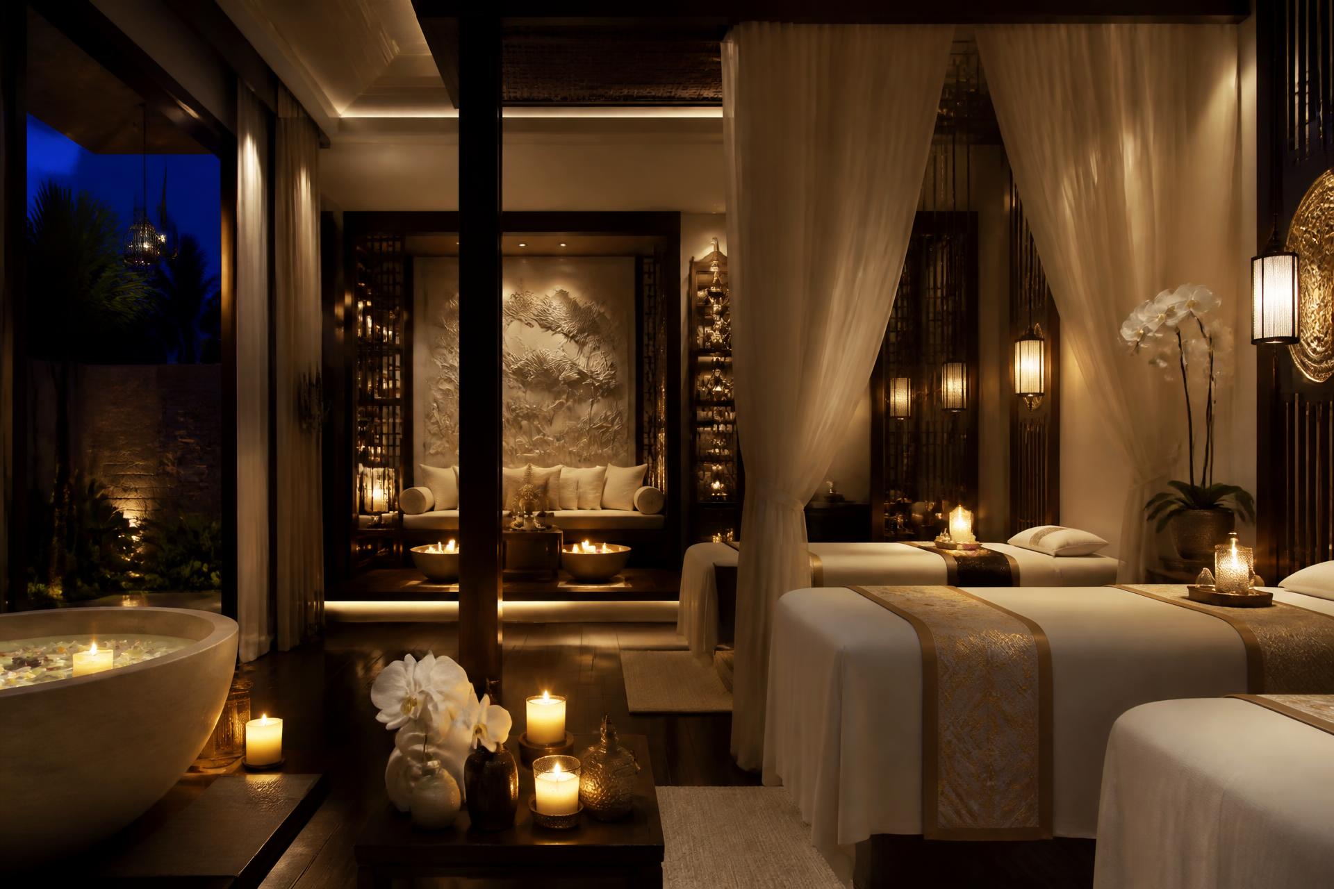 Không gian nghỉ dưỡng Hoàng Nga Spa với ánh nến ấm và trang trí vàng cao cấp
